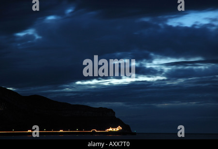 Llandudno Pier, illuminata di notte. Foto Stock