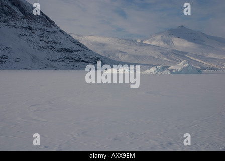 Congelati iceberg nel fiordo fuori di Uummannaq Nord Groenlandia Foto Stock