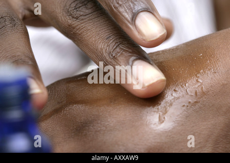 Aromaterapia. Sfrega femmina oli essenziali sul dorso della mano. Foto Stock