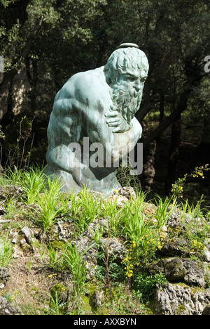 Statua di gennaio o in inverno (inverno) da Ammanati nel giardino superiore della Villa Medicea di Castello,Toscana Foto Stock