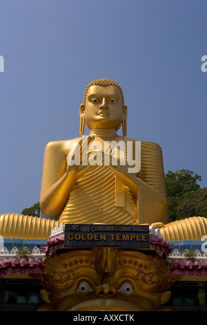 Oro gigante seduto statua del Buddha in ingresso alla Caverna dei templi, Tempio Dorato, Grotta dei templi, Dambulla, Sri Lanka Foto Stock