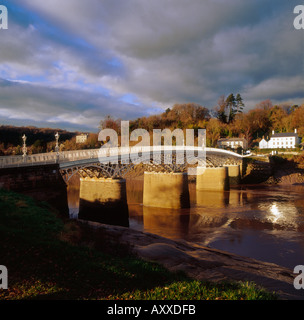 Una vecchia48 ponte stradale sul fiume Wye Chepstow Galles Dicembre 2004 Foto Stock