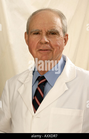 Medico o chiropratico svolto da un modello. Foto Stock