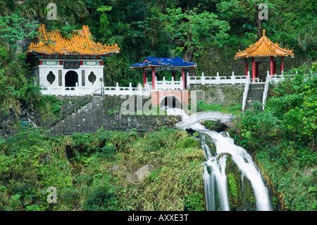 Cascata, Changshun Tzu acqua tempio, Taroko Gorge National Park, Hualien County, Taiwan, Cina e Asia Foto Stock