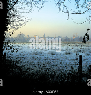 Vista della Chiesa di Cristo e di Merton College sulla coperta di neve prato Foto Stock