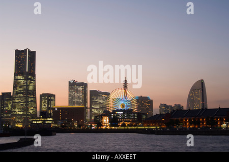 Landmark Tower e la grande ruota di notte, Minato Mirai, Yokohama, Giappone, Asia Foto Stock