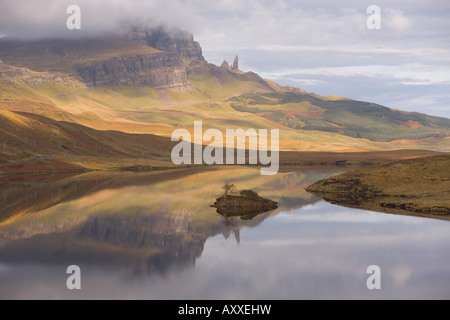 Loch Leathan, il vecchio uomo di Storr, Isola di Skye, Ebridi Interne, nella costa occidentale della Scozia, Regno Unito, Europa Foto Stock