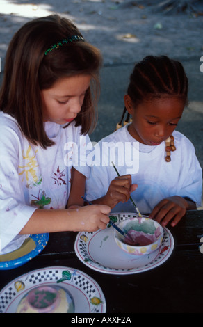 Miami Florida,Coral Gables,Coral Gables Elementary School,campus,primario,scuola materna studenti,paint ceramic Bowls,venduto al rifugio senza casa gi Foto Stock
