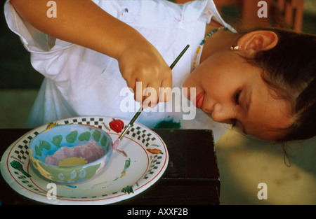 Miami Florida,Coral Gables,Coral Gables Elementary School,campus,primario,scuola materna studenti,paint ceramic Bowls,venduto al rifugio senza casa gi Foto Stock