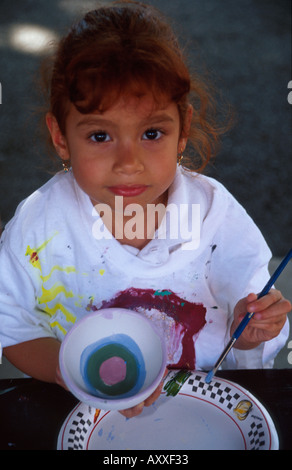 Miami Florida,Coral Gables,Coral Gables Elementary School,campus,primario,scuola materna studenti,paint ceramic Bowls,venduto al rifugio senza casa gi Foto Stock