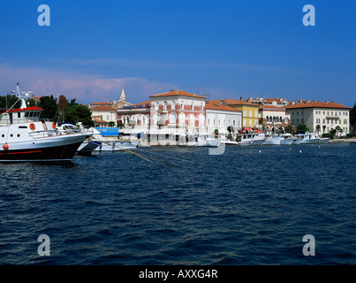 Vista della città oltre il porto, Parenzo in Istria distretto, Croazia, Europa Foto Stock