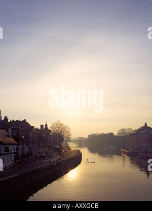 La mattina presto luce invernale sul fiume Ouse presi da Ouse ponte in York, North Yorkshire Foto Stock