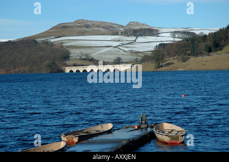 Diga Ladybower serbatoio;un57 viadotto;barche da pesca;Derwent Mori Nord Derbyshire. Foto Stock