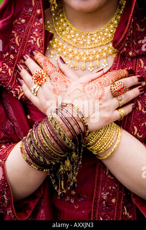 Verticale fino in prossimità di un bride asiatico attraversando le braccia Foto Stock