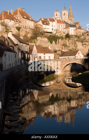 La sera tardi riflessioni del villaggio francese Semur-en-Auxois, in Borgogna, Francia Foto Stock