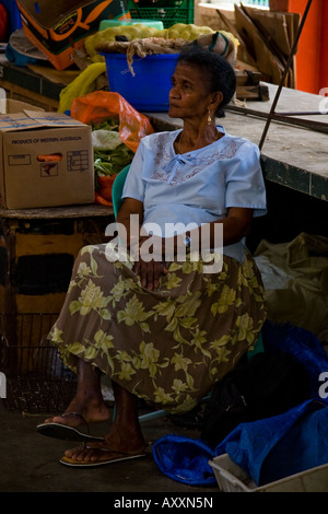 Venditore di mercato rilassante in Victoria market delle Seychelles Foto Stock