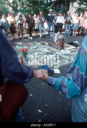 Una celebrazione di ciò che sarebbe John Lennon s cinquantesimo compleanno il 9 ottobre 1990 a Strawberry Fields a Central Park Foto Stock