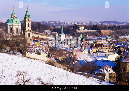 Schonbornska giardino barocco, la chiesa di San Nicola e Mala Strana sobborgo tetti in inverno, Hradcany, Praga, Repubblica Ceca Foto Stock