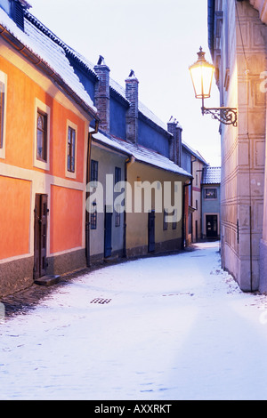 Coperta di Neve del XVI secolo cottages su Golden Lane (Zlata ulicka) in inverno crepuscolo, Hradcany, Praga, Repubblica Ceca, Europa Foto Stock