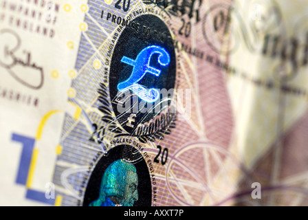 Close up di venti pound nota concentrandosi sull'ologramma orizzontale Symbol Foto Stock