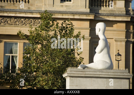 La scultura di Marco Quinn Alison riunitore incinta sul quarto zoccolo in Trafalgar Square al di fuori della Galleria Nazionale Foto Stock