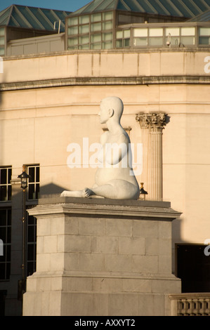 La scultura di Marco Quinn Alison riunitore incinta sul quarto zoccolo in Trafalgar Square al di fuori della National Gallery di Londra Foto Stock