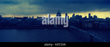 Dark nuvole temporalesche sopra la città di Londra skyline con il fiume Tamigi e la cupola della cattedrale di St Paul Foto Stock