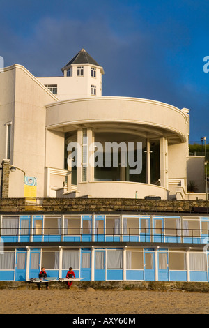 Surfisti porthmeor sulla spiaggia di fronte alla galleria Tate St Ives Foto Stock