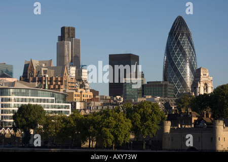 City of London skyline, 30 St Mary Axe edificio sulla destra, Londra, Inghilterra Foto Stock