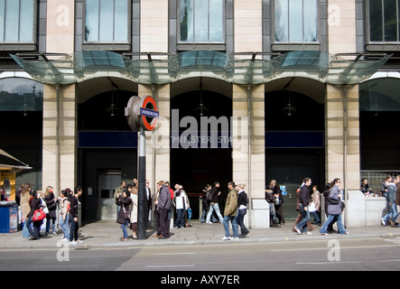 Il sopra di terra ingresso alla stazione della metropolitana di Westminster. Foto Stock