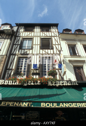 Pont-Audemer - Normandia - Francia panificio in una tipica a struttura mista in legno e muratura edificio normanno - colombages Foto Stock