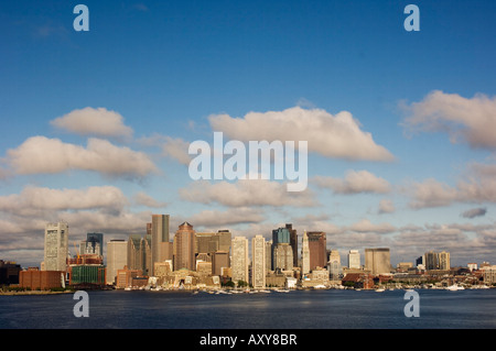 Lo skyline del quartiere finanziario di fronte al porto di Boston, Boston, Massachusetts, STATI UNITI D'AMERICA Foto Stock