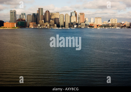 Lo skyline del quartiere finanziario di fronte al porto di Boston, Boston, Massachusetts, STATI UNITI D'AMERICA Foto Stock