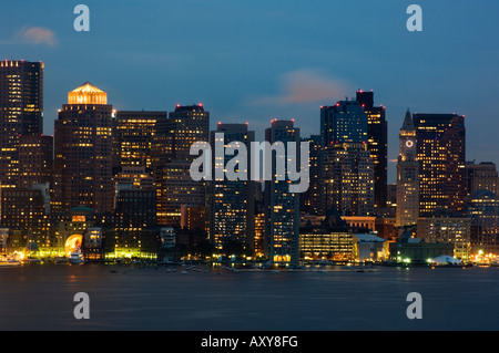 Lo skyline del quartiere finanziario di fronte al porto di Boston, Boston, Massachusetts, STATI UNITI D'AMERICA Foto Stock