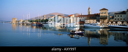 Le mura della città e la fortezza Kamerlengo, Trogir, Sito Patrimonio Mondiale dell'UNESCO, Dalmazia, Dalmazia, Croazia, Europa Foto Stock