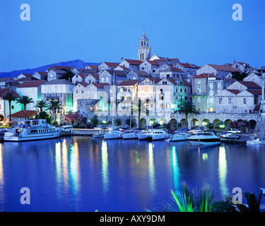 Vista della città di Korcula al crepuscolo, Isola di Korcula, Dalmazia, Dalmazia, Croazia, Europa Foto Stock