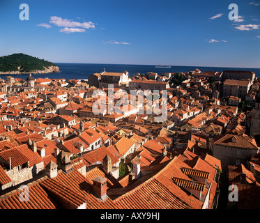 Vista in elevazione della città dalle mura della città, Dubrovnik, Dalmazia, Croazia, Europa Foto Stock