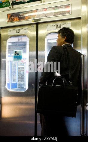 Pendolari durante il Tokyo Rush Hour, Giappone Foto Stock