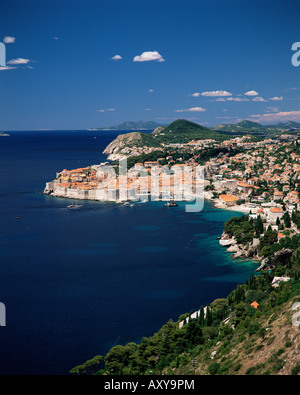 Vista in elevazione lungo la costa della città di Dubrovnik, Dalmazia, Dalmazia, Croazia, Europa Foto Stock