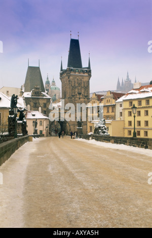 Il Ponte Carlo e la cattedrale di San Vito in inverno la neve, Praga, Sito Patrimonio Mondiale dell'UNESCO, Repubblica Ceca, Europa Foto Stock