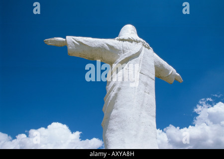 Statua del Cristo che domina la città, Cuzco, Perù, Sud America Foto Stock