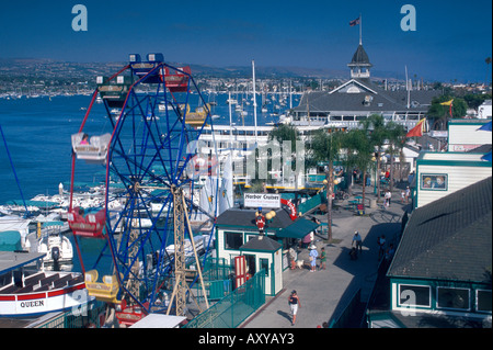 Ruota panoramica Ferris e passeggiata sul lungomare all Isola Balboa Funzone Amusement Park Newport Beach Orange County in California Foto Stock