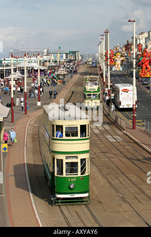 Il tram sul fronte mare a Blackpool Foto Stock