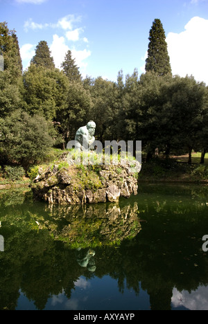 Statua di gennaio o in inverno (inverno) da Ammanati nel giardino superiore della Villa Medicea di Castello,Toscana Foto Stock