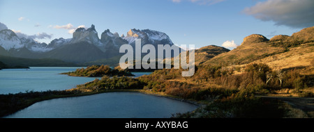 Cuernos del Paine che si elevano fino al di sopra del Lago Pehoe, Parco Nazionale Torres del Paine, Patagonia, Cile, Sud America Foto Stock