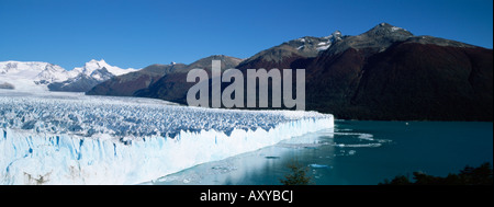 Ghiacciaio Perito Moreno e montagne delle Ande, Parque Nacional Los Glaciares, Sito Patrimonio Mondiale dell'UNESCO, El Calafate, Argentina Foto Stock