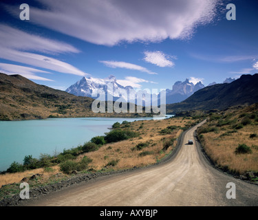 Cuernos del Paine salendo sopra Rio Paine, Parco Nazionale Torres del Paine, Patagonia, Cile, Sud America Foto Stock