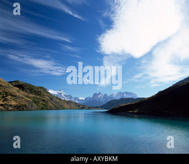 Cuernos del Paine salendo sopra Rio Paine, Parco Nazionale Torres del Paine, Patagonia, Cile, Sud America Foto Stock