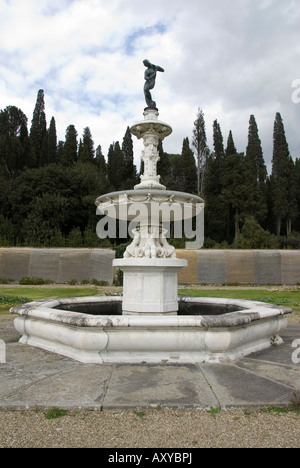 Fontana con una copia della Venere - Firenze dal Giambologna nei giardini della Villa Medicea La Petraia Foto Stock