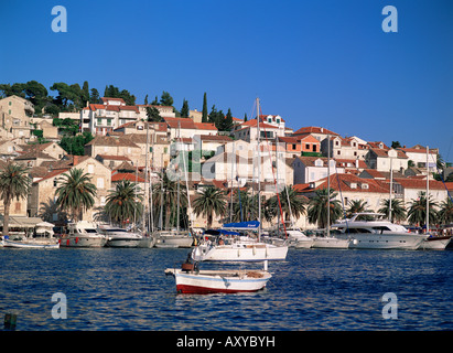 Yacht nella citta di Hvar, isola di Hvar Dalmazia, della costa della Dalmazia, Croazia, Europa Foto Stock